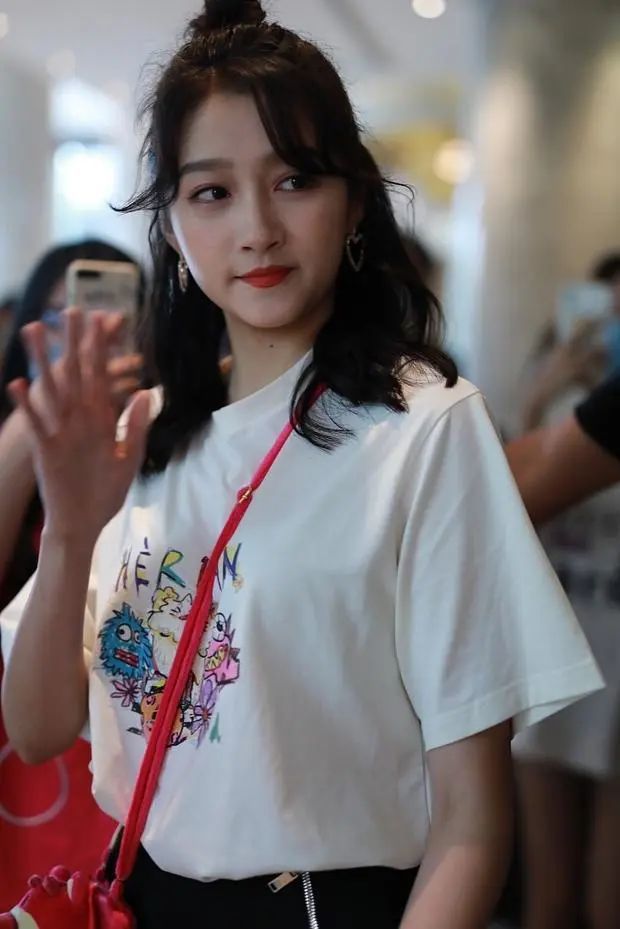 关晓彤真长胖了，扎丸子头俏皮软萌，脸部圆润富态福气满满