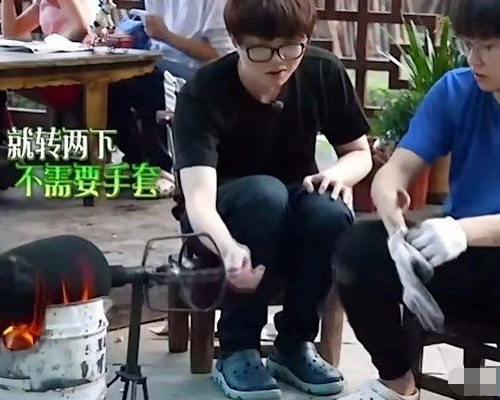 毛不易被"网暴"吓怕了?刚去蘑菇屋就下地干活,生怕被