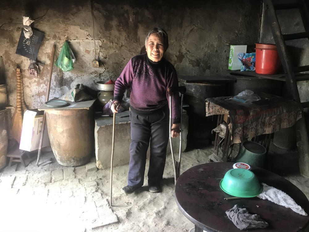 晋南农村73岁老人右腿残疾独居深山儿子离家十几年啥情况