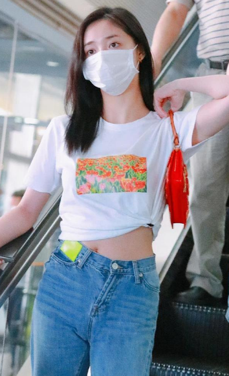 想必周洁琼在这里也是觉得很无奈吧,还好牛仔裤的设计也是非常特殊的