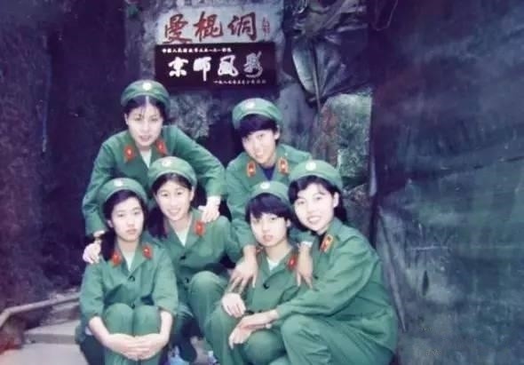 对越反击战牺牲的第一个女兵,被越军残忍杀害,战士们