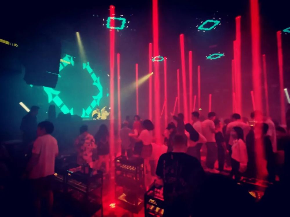 走进hpro酒吧夜的触电派对震撼开启