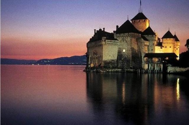 瑞典"漂浮"在水上的城堡,曾是一座监狱,今却成著名景点