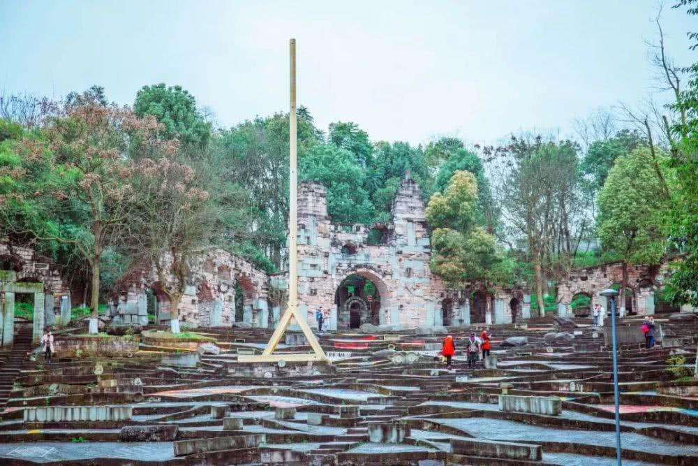 川美全称叫四川美术学院,这所高等学校虽然是以四川命名,其实这所学校