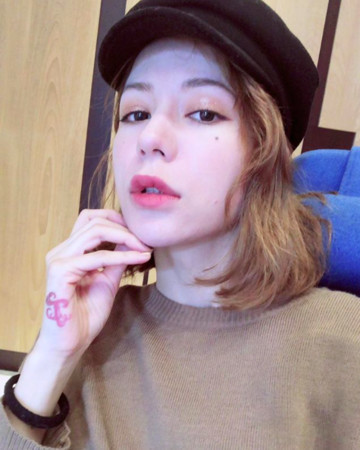(图/翻摄ig)而莉娅也透露,当时谢和弦频频出现自残行为,确实让她吓到