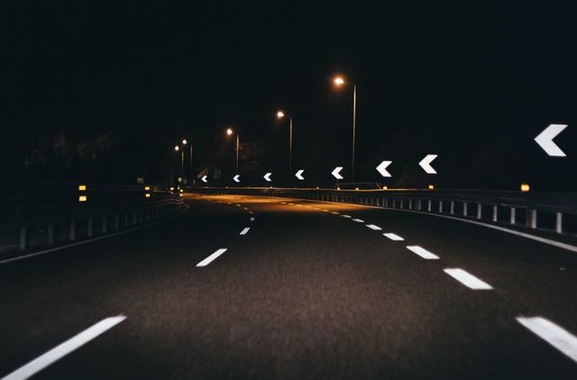 夜间在高速公路行驶,可以开远光灯吗?这都不懂?你把车