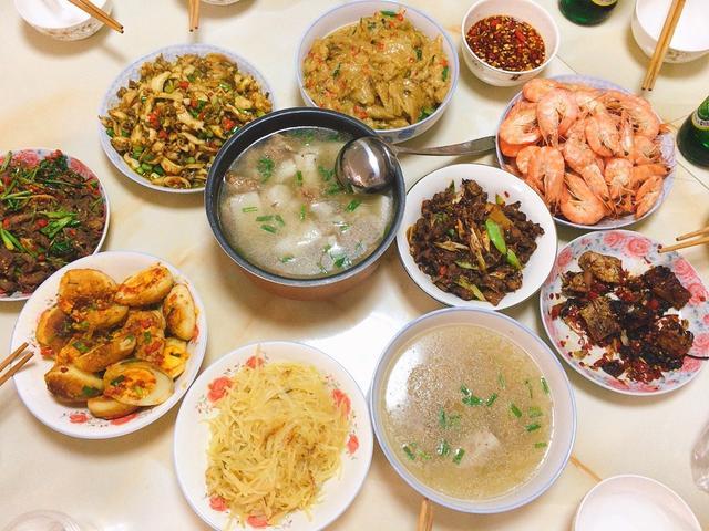 同事请吃晚餐,8菜1汤,有海鲜有鲍鱼,朋友却说:再也不来了