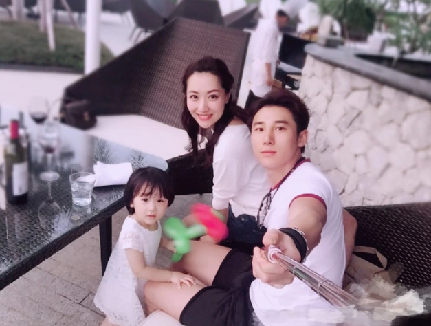 34岁白冰自曝离婚,前夫丁一曾被拍到深夜和郑元畅互动