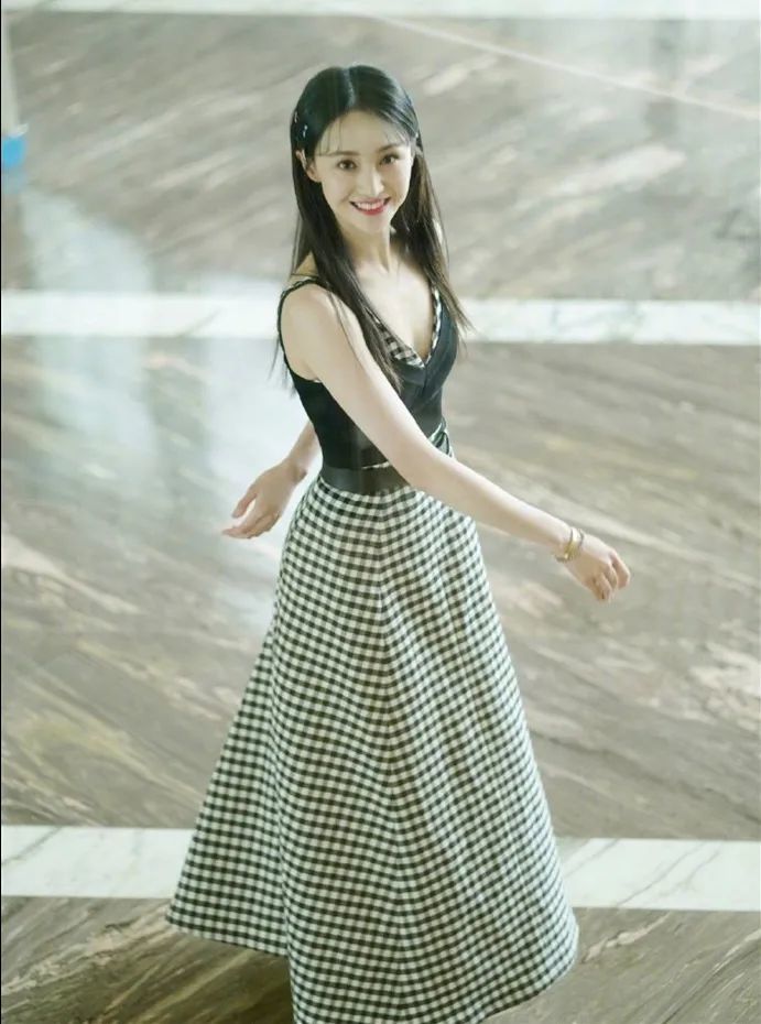 有一种“变脸”叫郑爽露额头，摆脱甜美齐刘海，一张御姐脸太惊艳