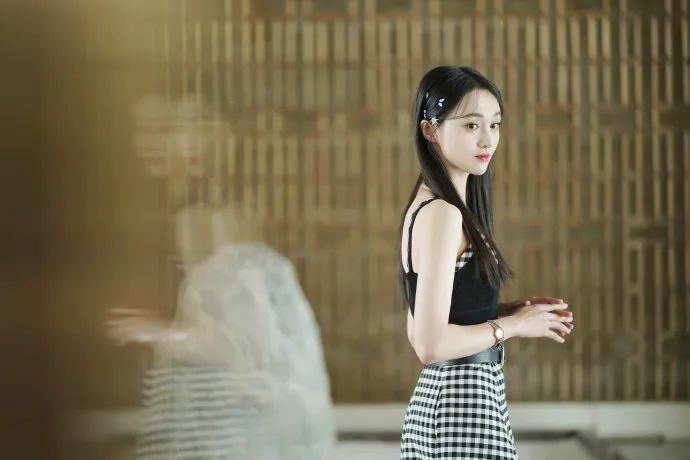有一种“变脸”叫郑爽露额头，摆脱甜美齐刘海，一张御姐脸太惊艳
