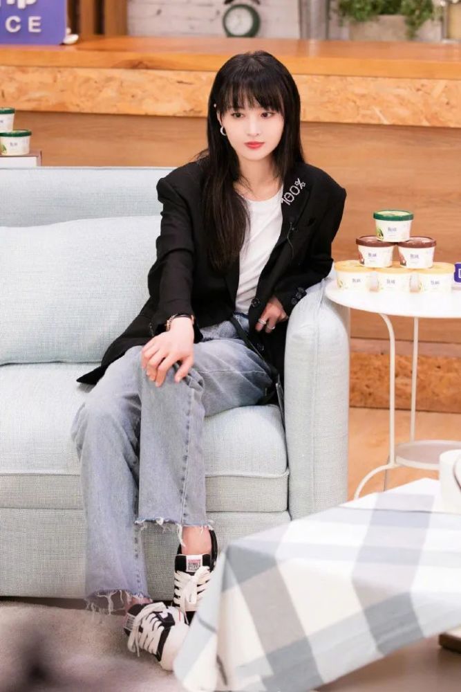有一种“变脸”叫郑爽露额头，摆脱甜美齐刘海，一张御姐脸太惊艳