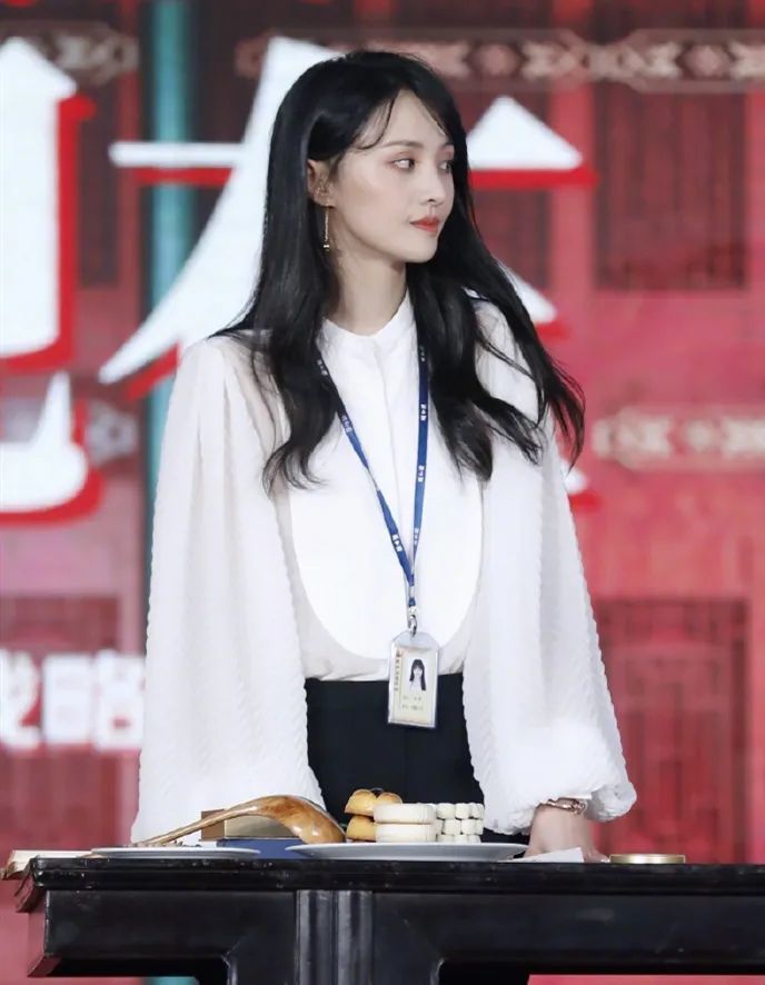有一种“变脸”叫郑爽露额头，摆脱甜美齐刘海，一张御姐脸太惊艳
