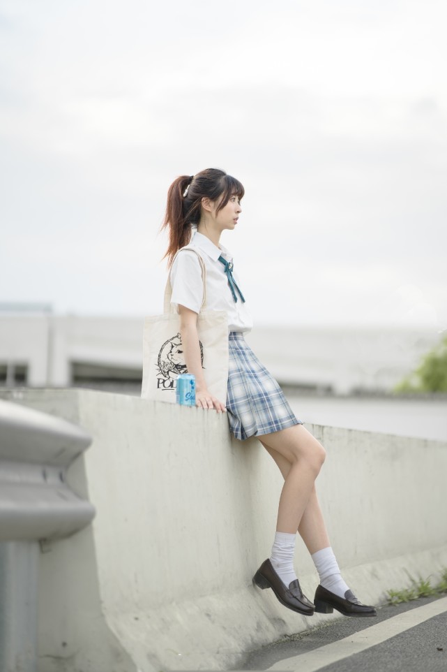 日系少女身穿jk格裙,来和她一起感受夏天的风