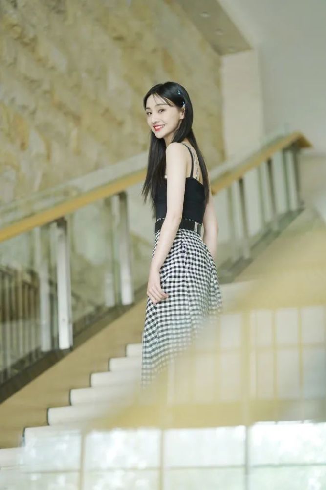 有一种“变脸”叫郑爽露额头，摆脱甜美齐刘海，一张御姐脸太惊艳
