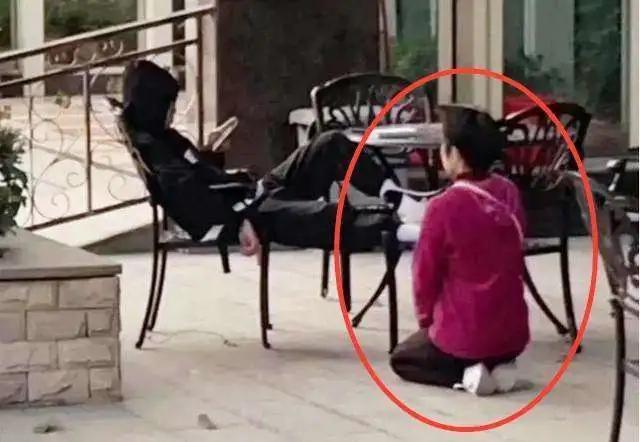 为求儿子上学妈妈下跪一小时,儿子拍照发朋友圈炫耀:开心每一天