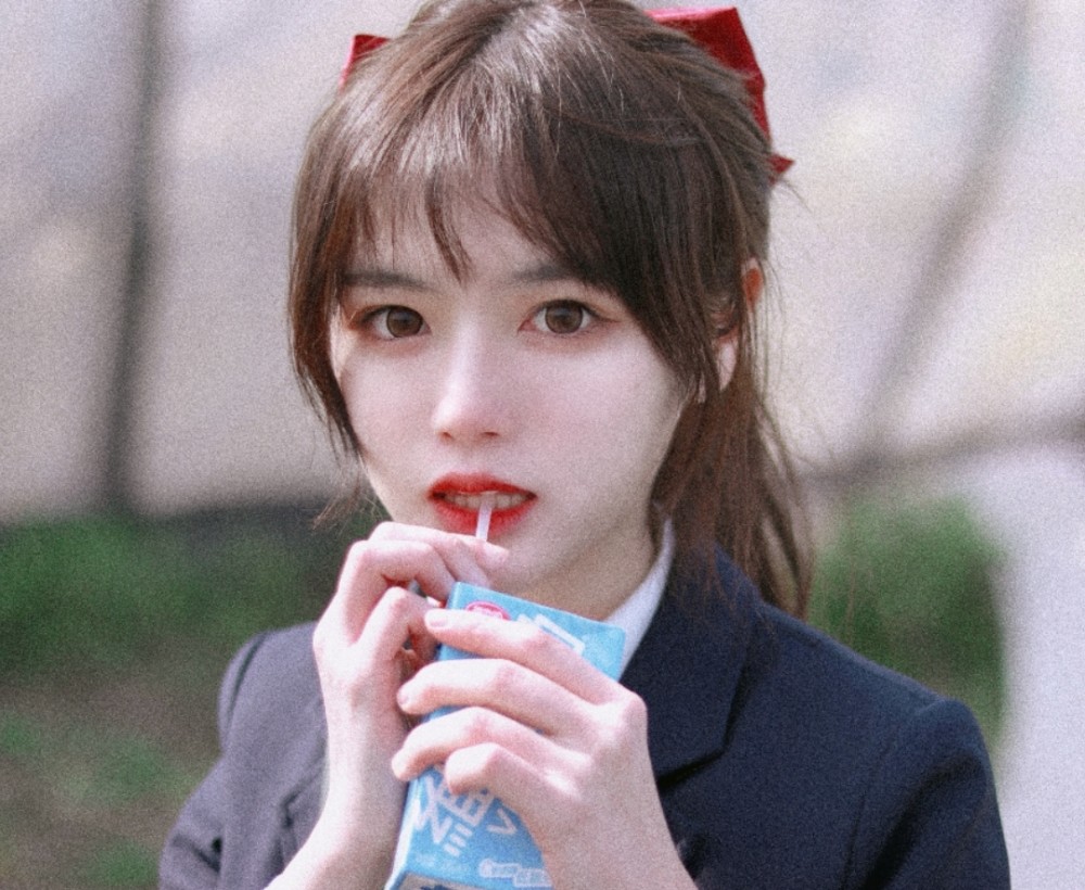 戴着红色蝴蝶结的JK少女，笑容治愈甜度五颗星