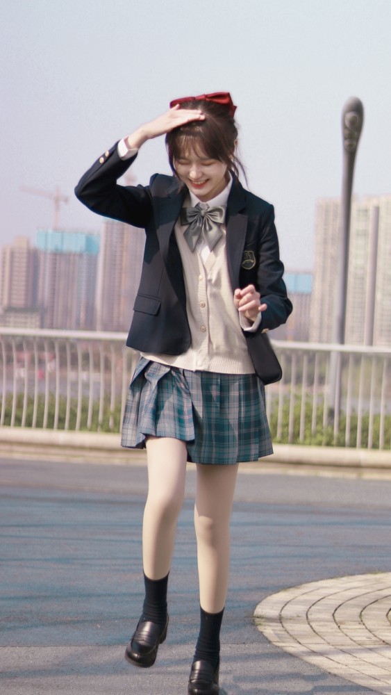 戴着红色蝴蝶结的JK少女，笑容治愈甜度五颗星