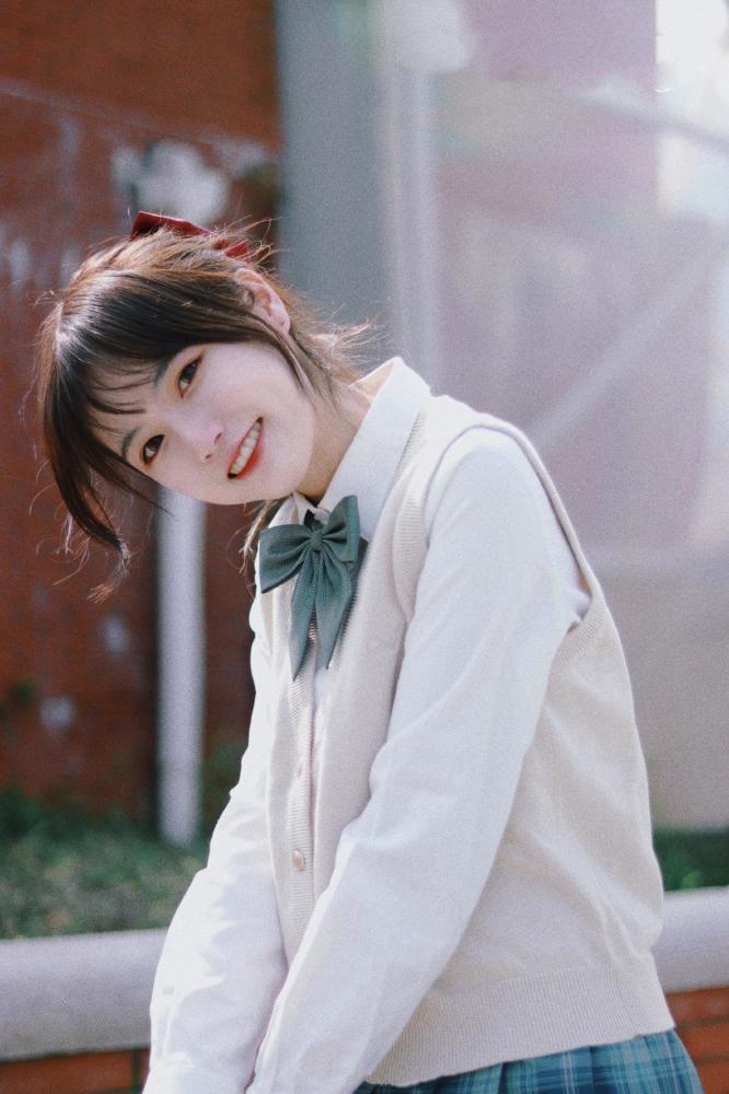 戴着红色蝴蝶结的JK少女，笑容治愈甜度五颗星