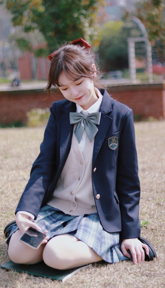 戴着红色蝴蝶结的JK少女，笑容治愈甜度五颗星