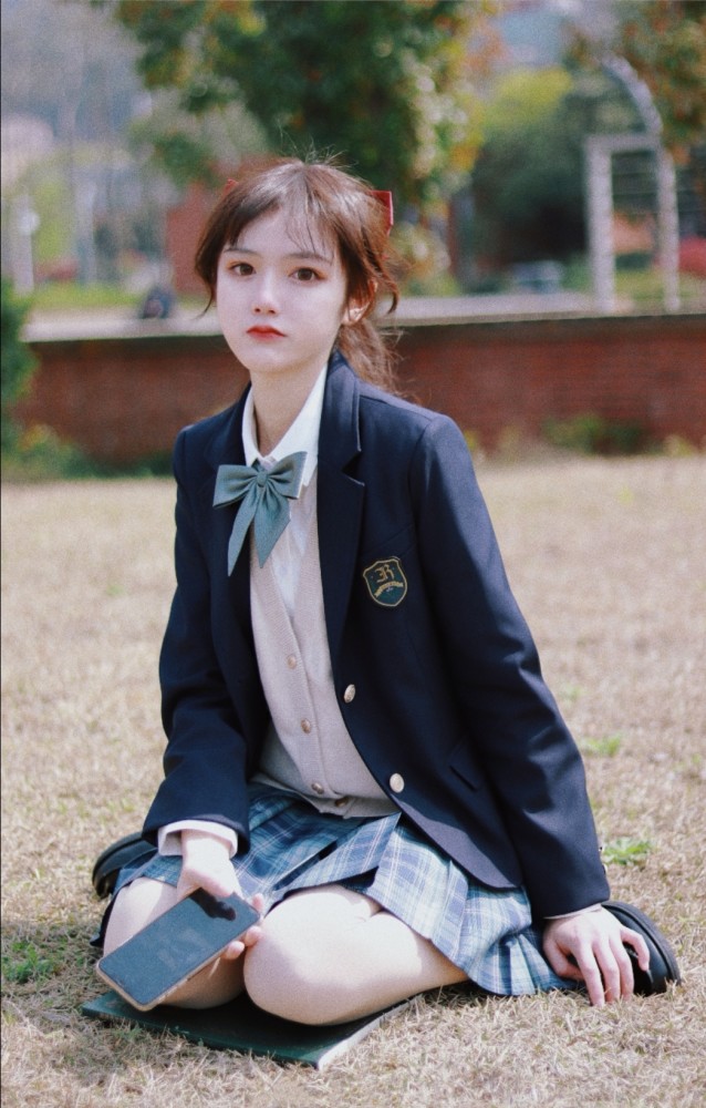 戴着红色蝴蝶结的JK少女，笑容治愈甜度五颗星