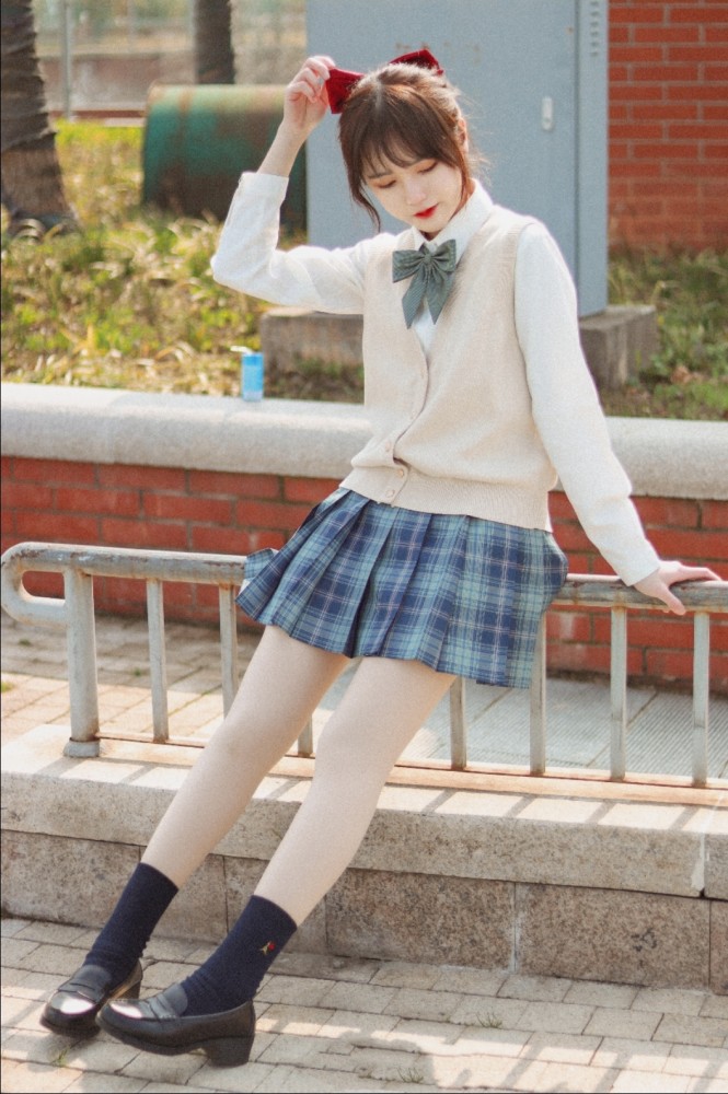 戴着红色蝴蝶结的JK少女，笑容治愈甜度五颗星