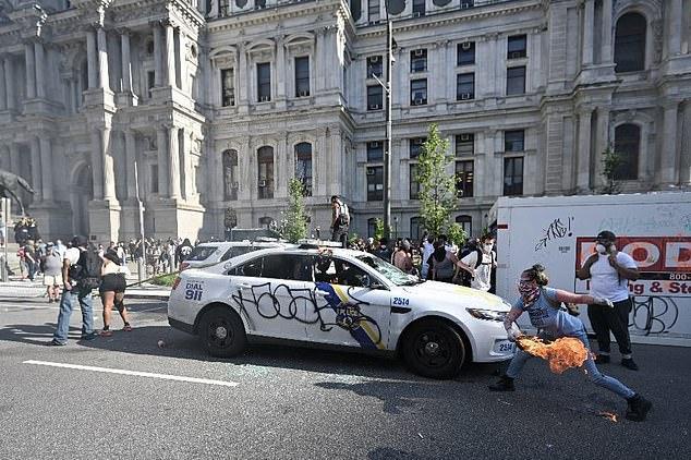 美国蒙面女孩烧警车,fbi通过电商平台找到了她,将面临最高80年的监禁