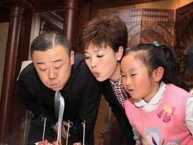 42岁浙江女富豪胡洁,带着前夫两孩子嫁给二婚的周立波