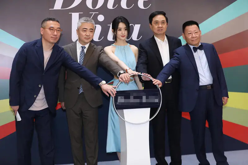 赵丽颖的蚂蚁腰是真实存在的吗？新图太美了吧