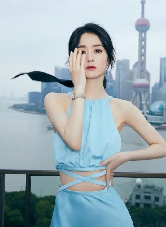 赵丽颖的蚂蚁腰是真实存在的吗？新图太美了吧