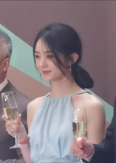 赵丽颖的蚂蚁腰是真实存在的吗？新图太美了吧