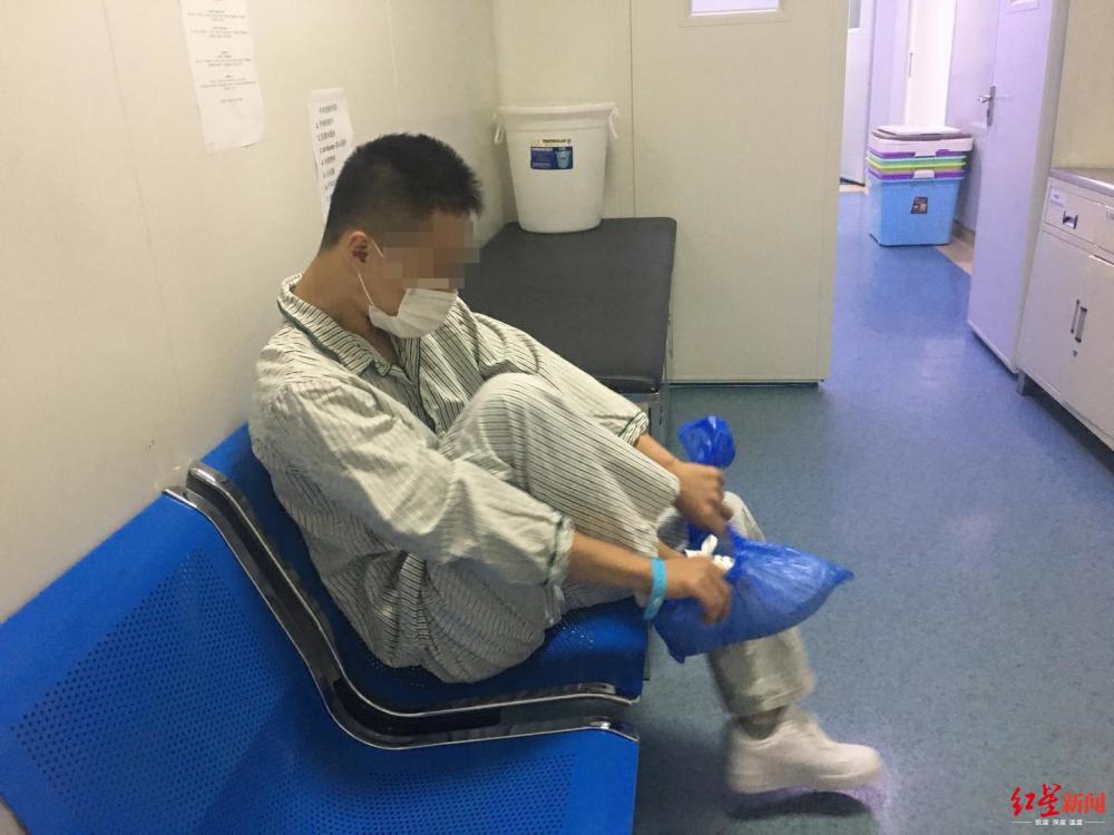 19岁的小伙突然成了“斗鸡眼”，到医院检查才发现，原来是…