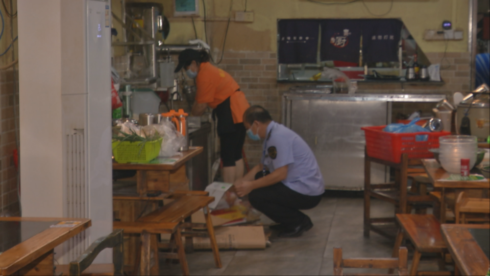 广州一火锅店吃剩汤底回收再卖，竟称因受疫情影响原料断供