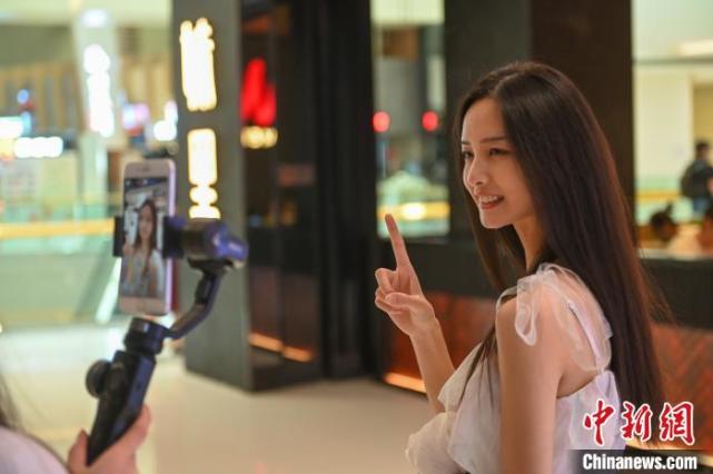 网红主播直播探店扫街带网友云逛沈阳铁西