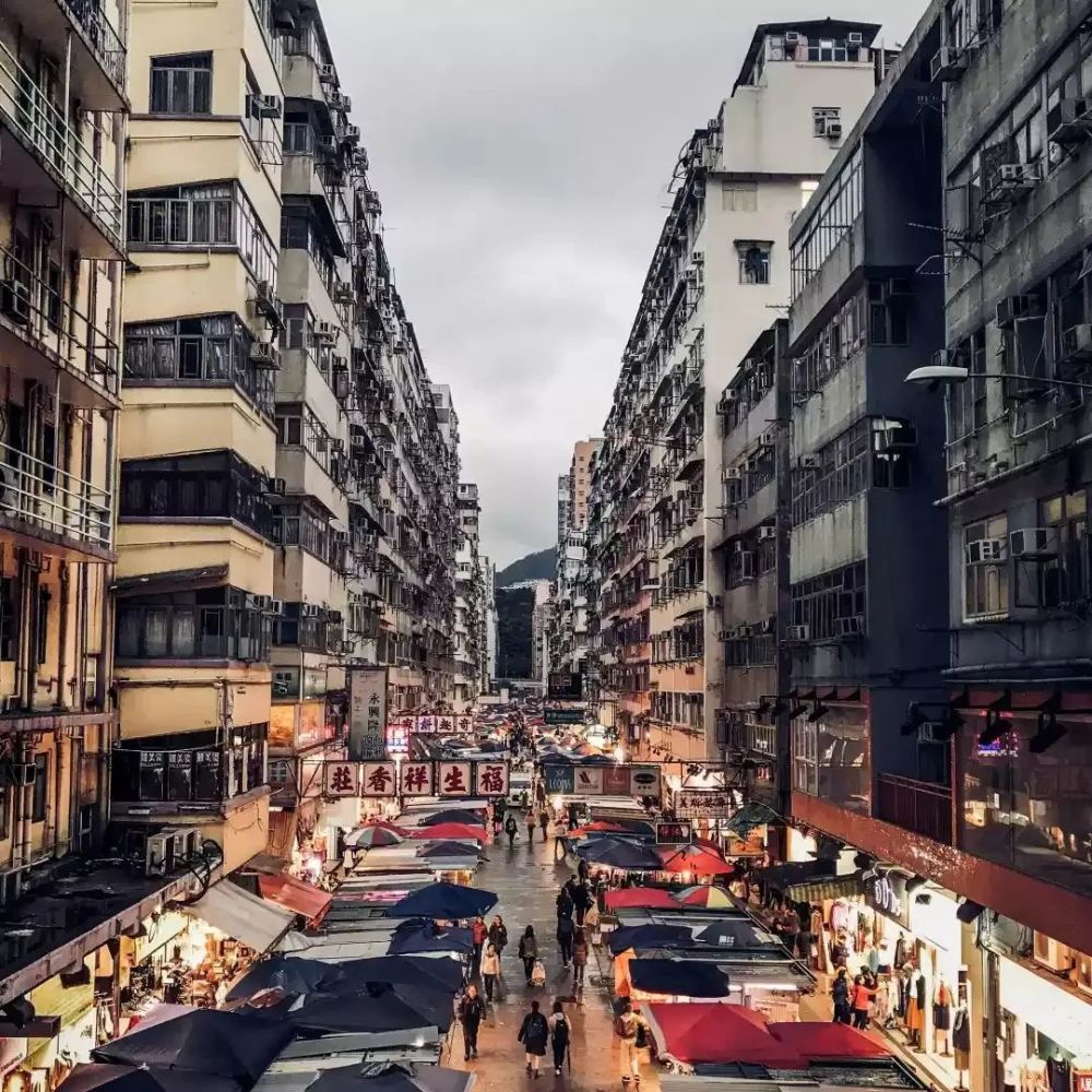 走上香港熙熙攘攘的街头, 眼前密集的居民楼充满了人间烟火气.