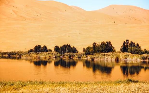国内一片奇特的沙漠,竟拥有140多个湖泊,被誉为"漠北江南"