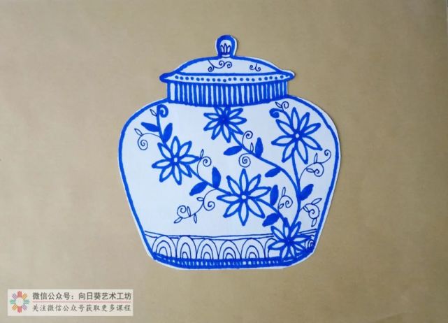 步骤二:将青花瓷瓶贴在牛皮纸上,用黑色勾线笔将背景装饰上花纹.