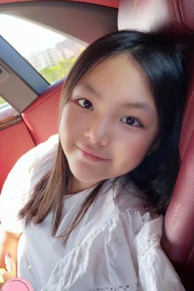 李湘晒女儿王诗龄近照,坐豪车满脸幸福,体重变化引