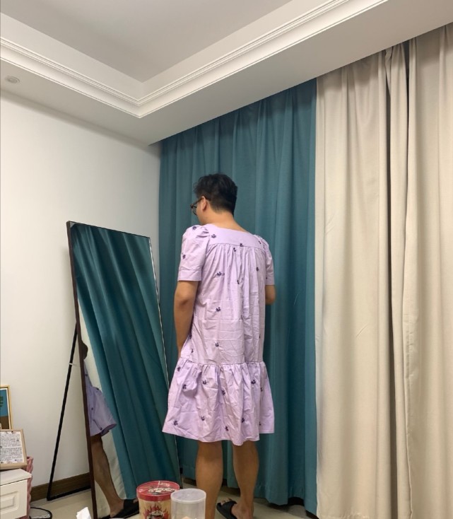 难道是隐藏的女装大佬,没想到这条紫色的裙子穿上还挺合适
