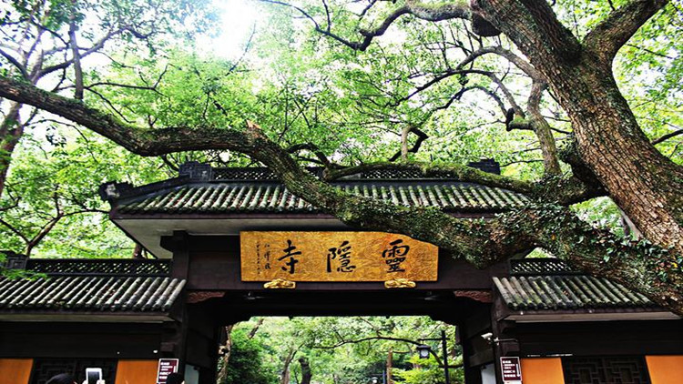 镇内名胜古迹众多,江南园林——小莲庄,私家藏书楼——嘉业堂,水乡
