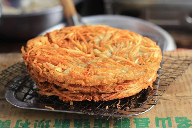 小吃摊的土豆饼为啥好吃?秘诀全在这,外酥里软,学会能