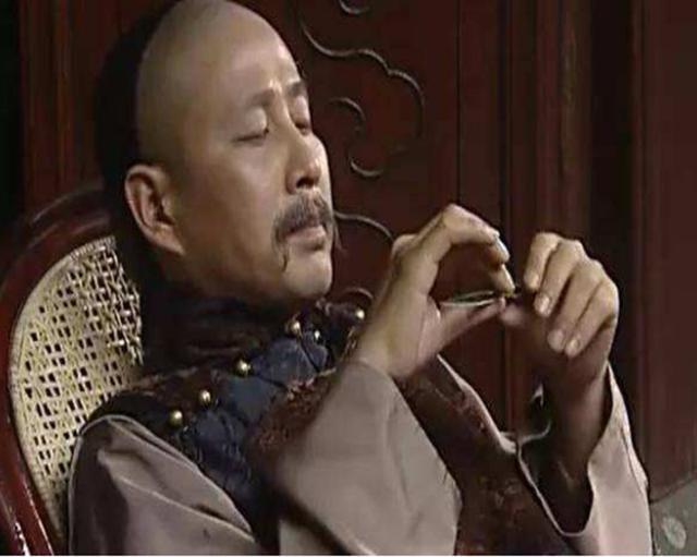 胡雪岩死前的最后智慧:让九姨太将寿衣一角撕下,交给一个神秘人