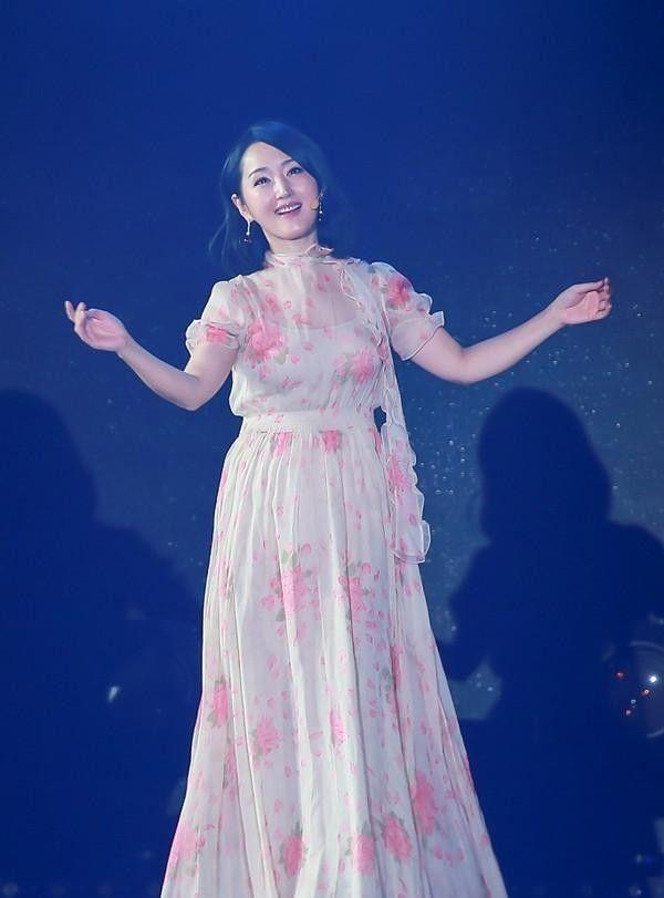 49岁杨钰莹真会穿,泡泡袖长裙穿出减龄感,158穿出168cm大气场,杨钰莹 49岁杨钰莹真会穿,泡泡袖长裙穿出减龄感,158穿出168cm大气场,杨钰莹