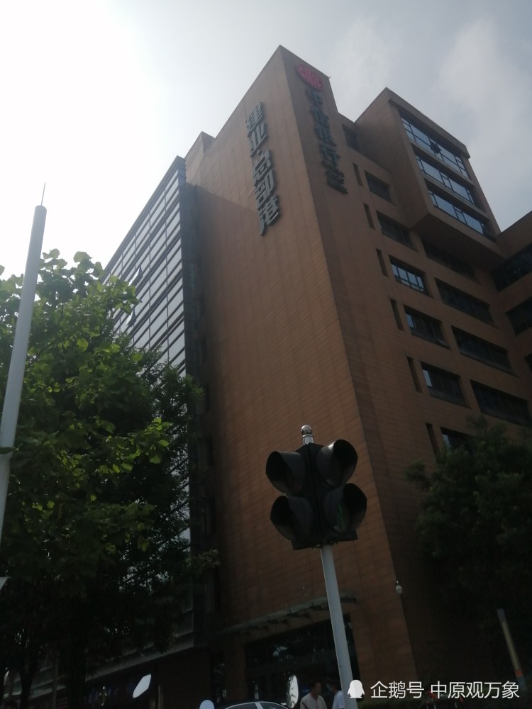 郑州东区的建业总部港,也是河南的名人,老胡的根据地