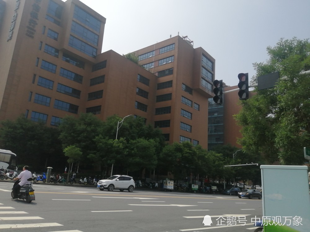 郑州东区的建业总部港,也是河南的名人,老胡的根据地