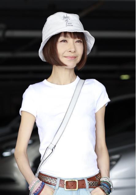 真被陈鲁豫瘦到了,身材娇小衣服看着都小一号,这状态不输女明星