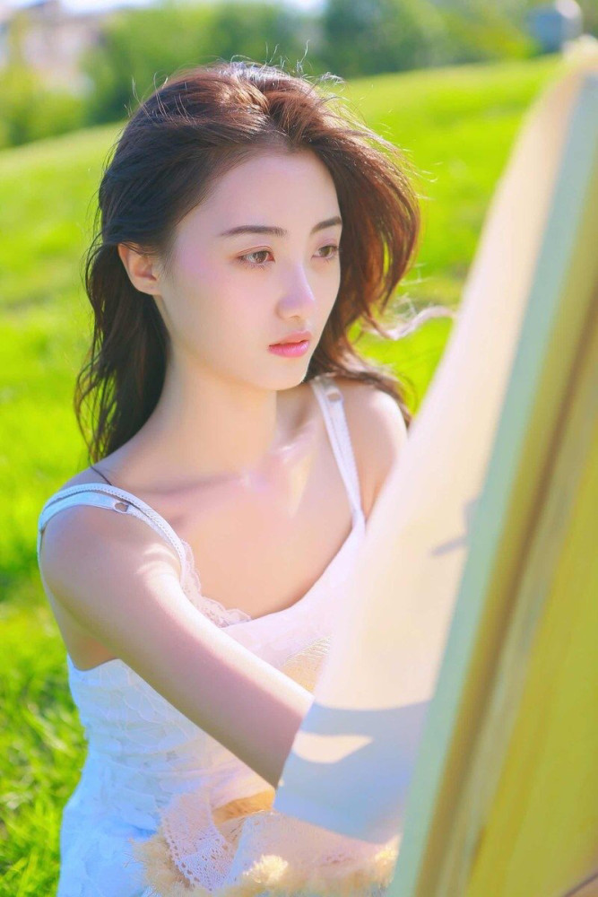 长发飘飘青春靓丽美女一袭长裙户外时尚写真