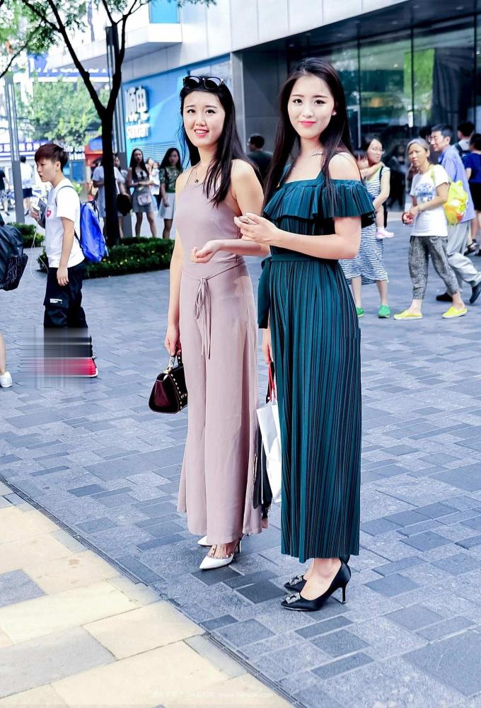 街拍:偶遇两位正在逛街的辣妈,成熟气息吸引眼球!