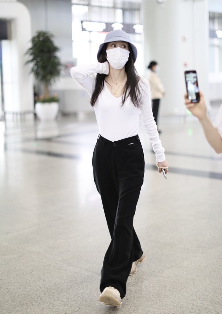 张碧晨街拍:v领针织衫balenciaga西裤老爹鞋极简高级