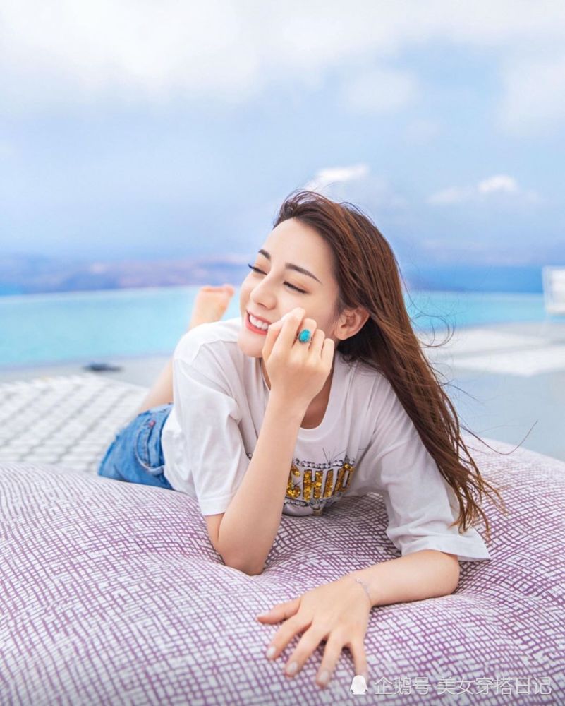 迪丽热巴海边美照,画中美人