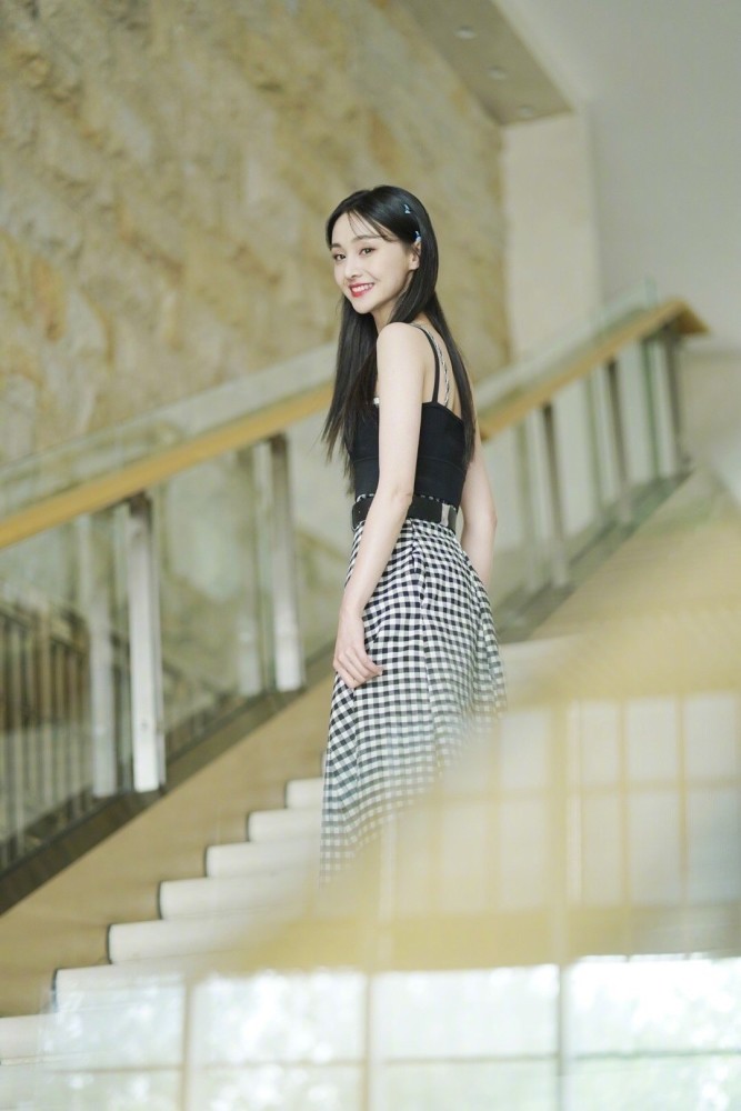 郑爽格子裙好美!黑长直发型变身复古少女,气质出众好迷人